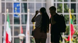 Menschen vor dem Parlament